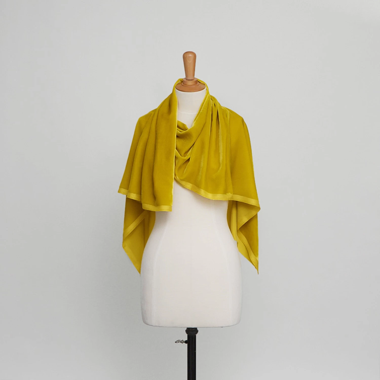 T20A00091 | Viscose And Silk Velvet 4 T20A00091 | Viscose And Silk Velvet - Image 2