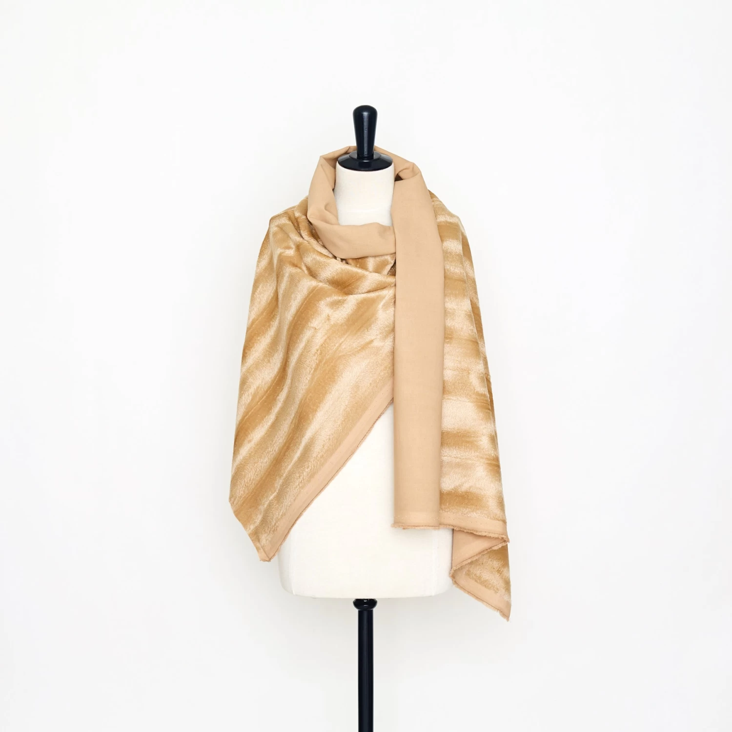 T22A01424 | Pony Faux Fur 4 T22A01424 | Pony Faux Fur - Image 2