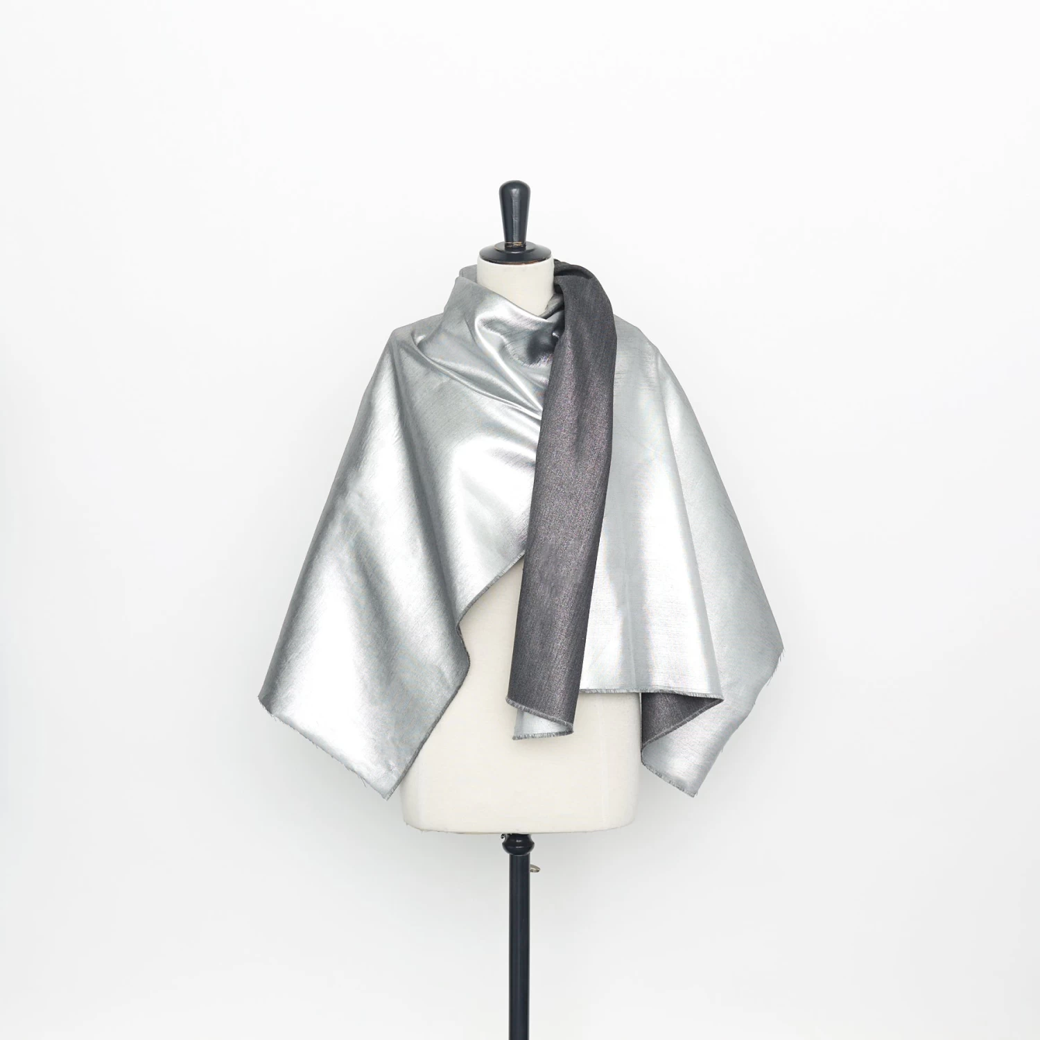 T22A02354 | Technical Lamé Canvas 4 T22A02354 | Technical Lamé Canvas - Image 2