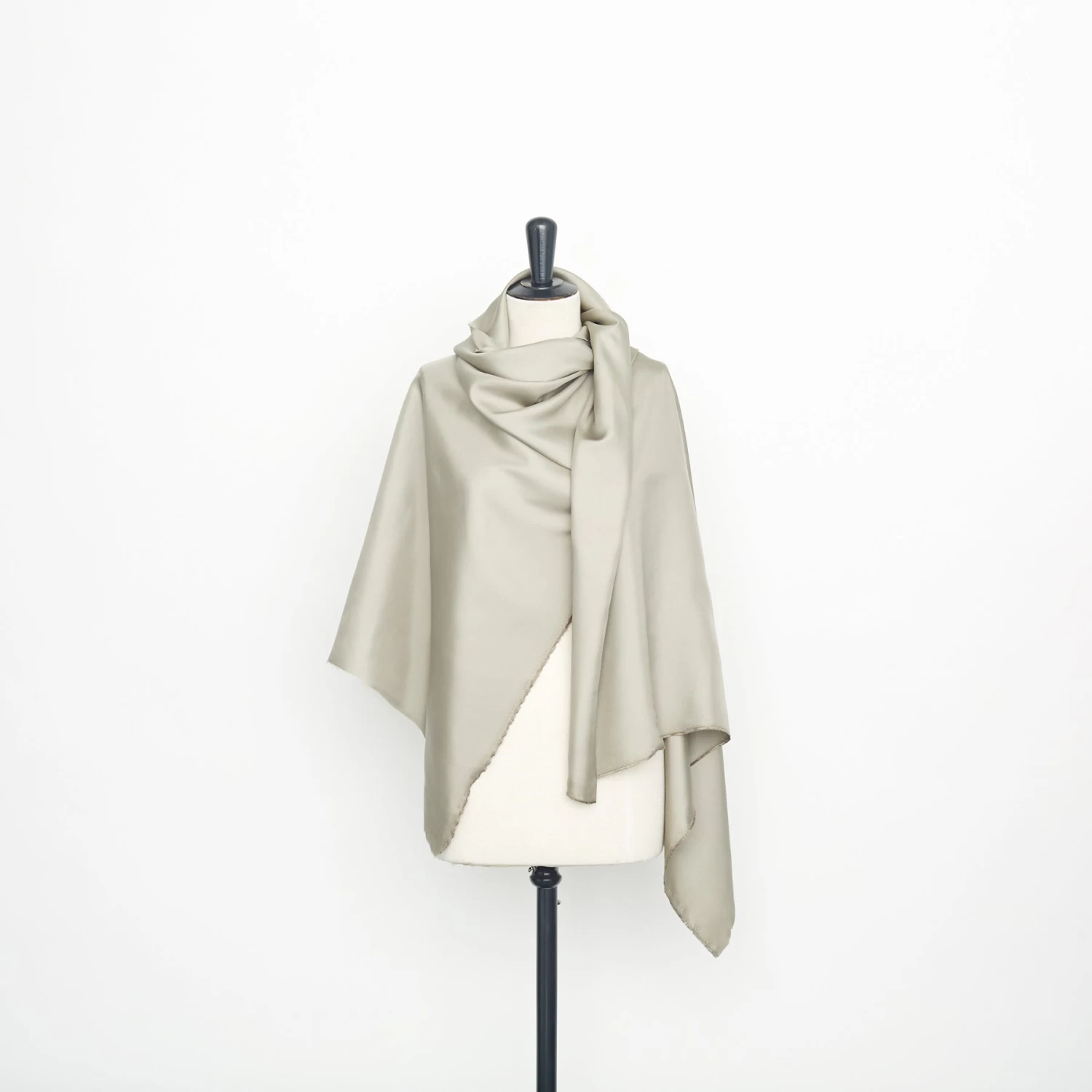 T22A02617 | Shiny Silk Twill 5 T22A02617 | Shiny Silk Twill - Image 3