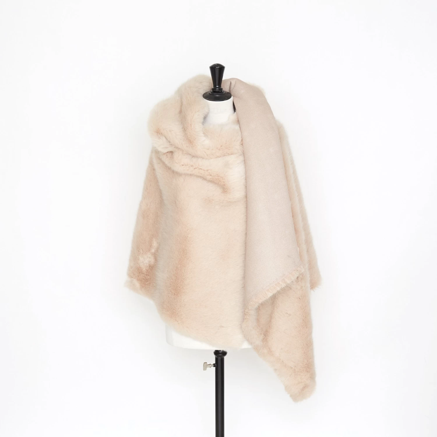 T22J00804 | Faux Fur Fox 4 T22J00804 | Faux Fur Fox - Image 2