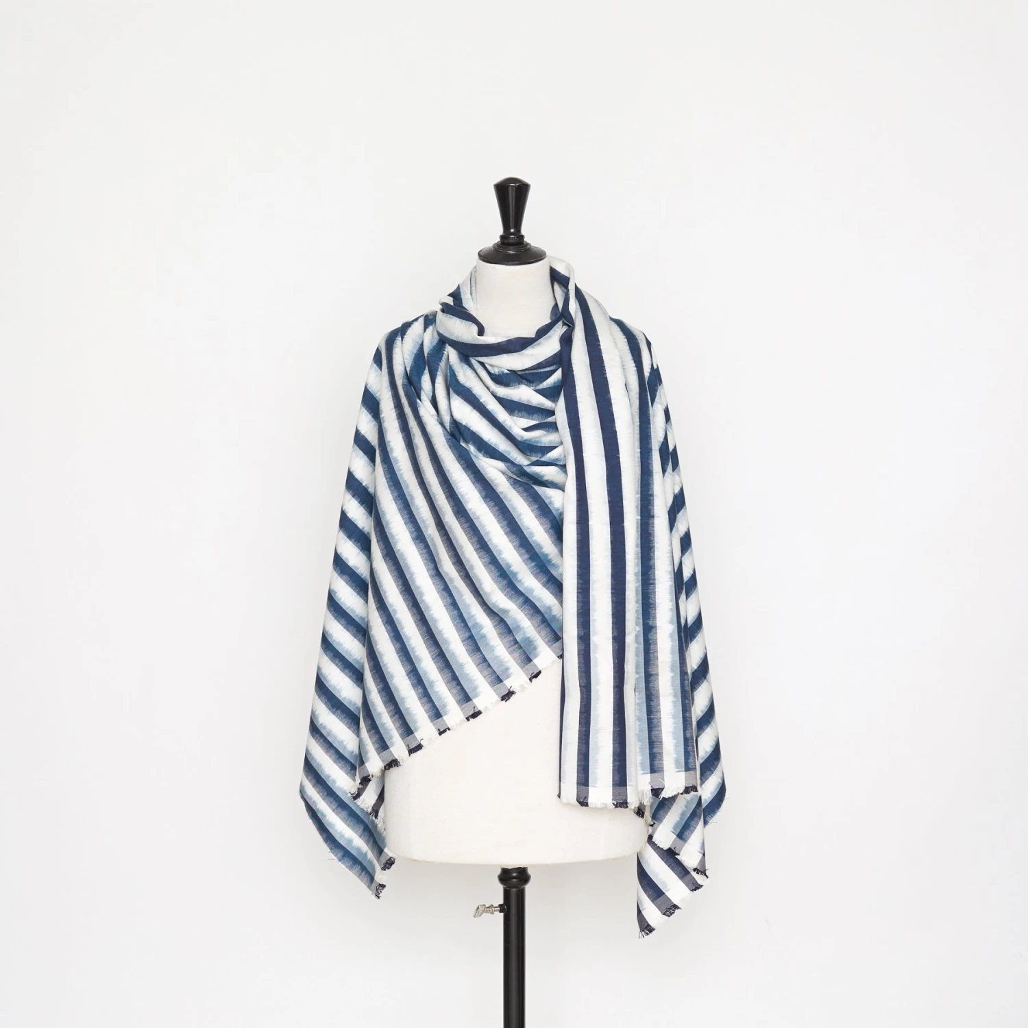 T22N01272 | Blurry Stripe Silk Twill 4 T22N01272 | Blurry Stripe Silk Twill - Image 2