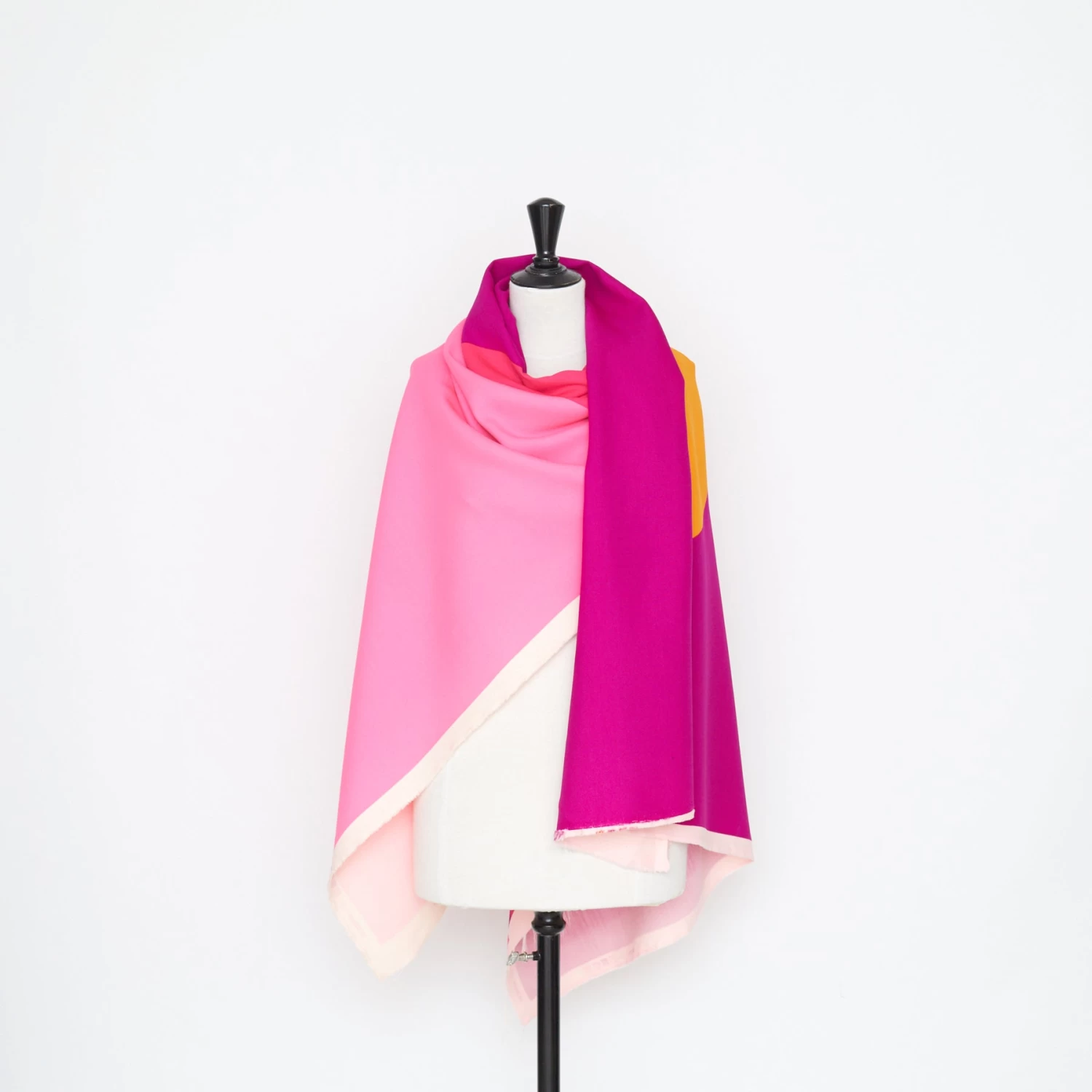 T22N01292 | Large Circle Wool & Silk Panels 136cm X 140cm 6 T22N01292 | Large Circle Wool & Silk Panels 136cm X 140cm - Image 4