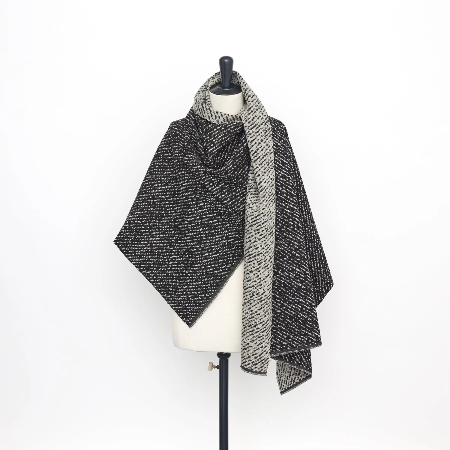 T23W04754 | Textured Diagonal Jacquard 4 T23W04754 | Textured Diagonal Jacquard - Image 2