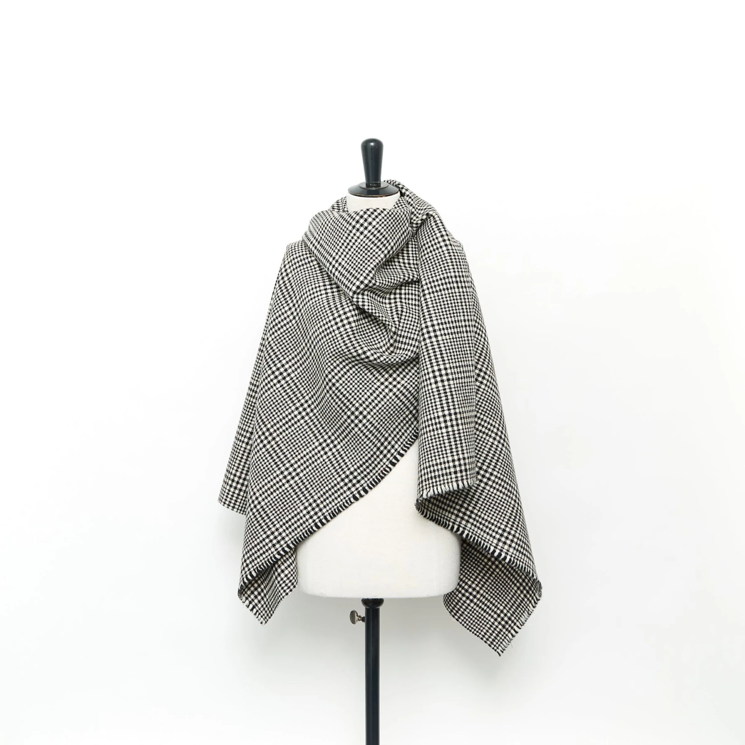 T24A09141 | Prince Of Wales Wool Drap 4 T24A09141 | Prince Of Wales Wool Drap - Image 2