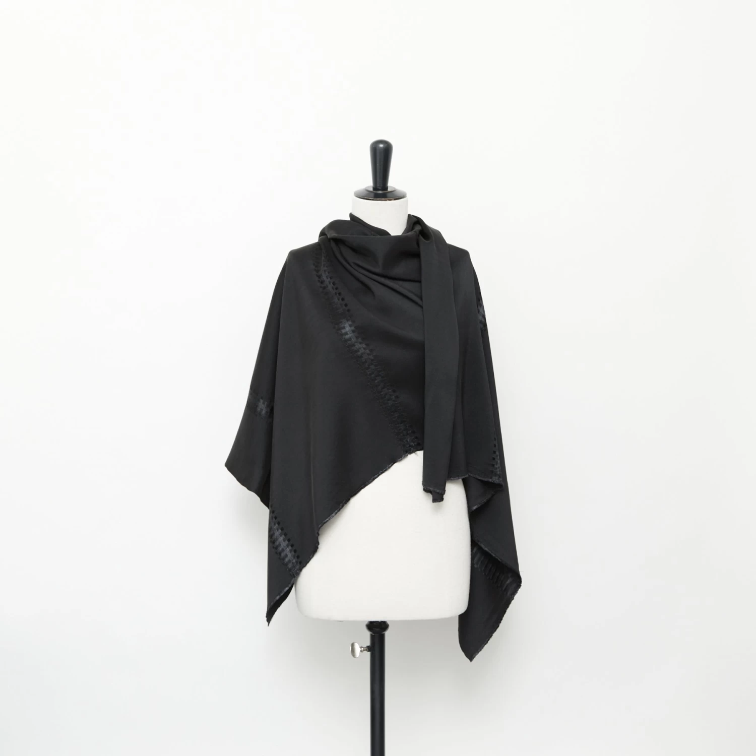 T24B08929 | Silk Crepe Jacquard 4 T24B08929 | Silk Crepe Jacquard - Image 2