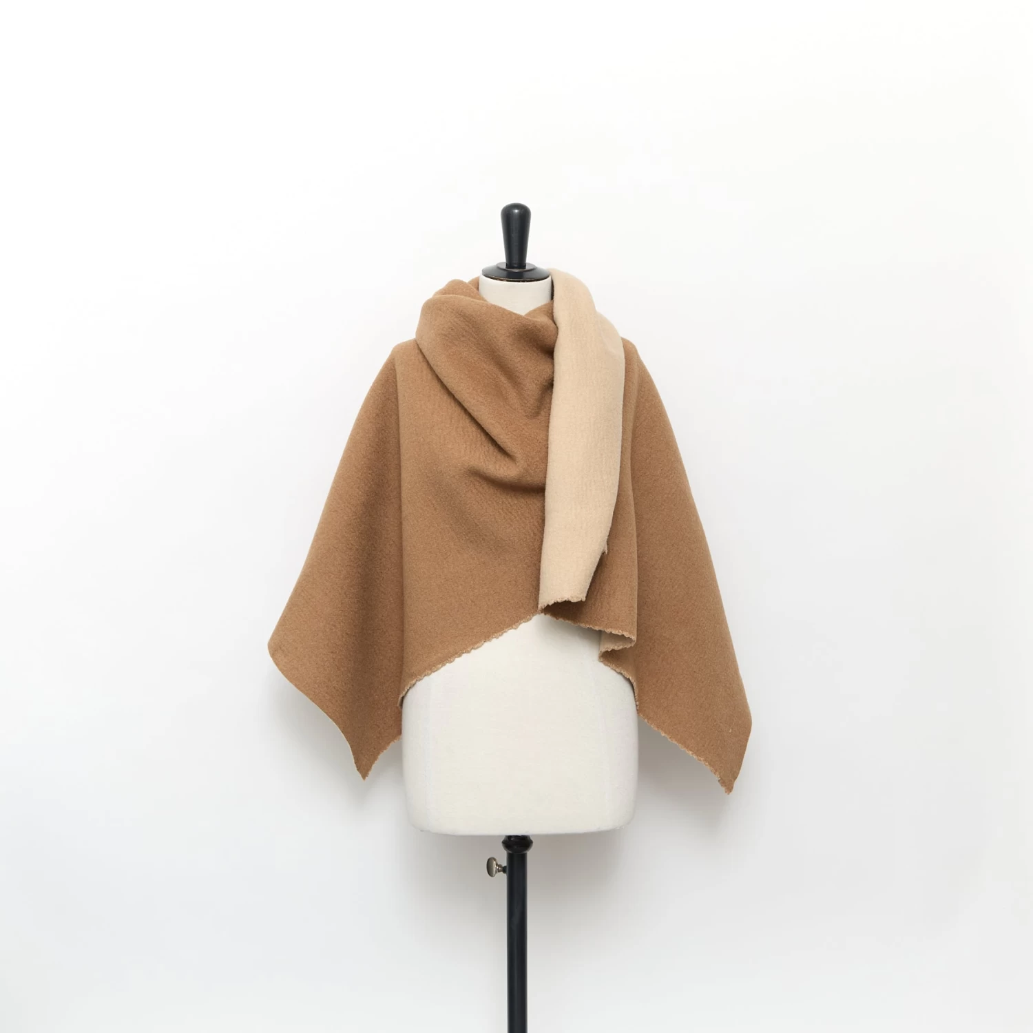 T24C10894 | Splittable Camel Hair Drap 4 T24C10894 | Splittable Camel Hair Drap - Image 2