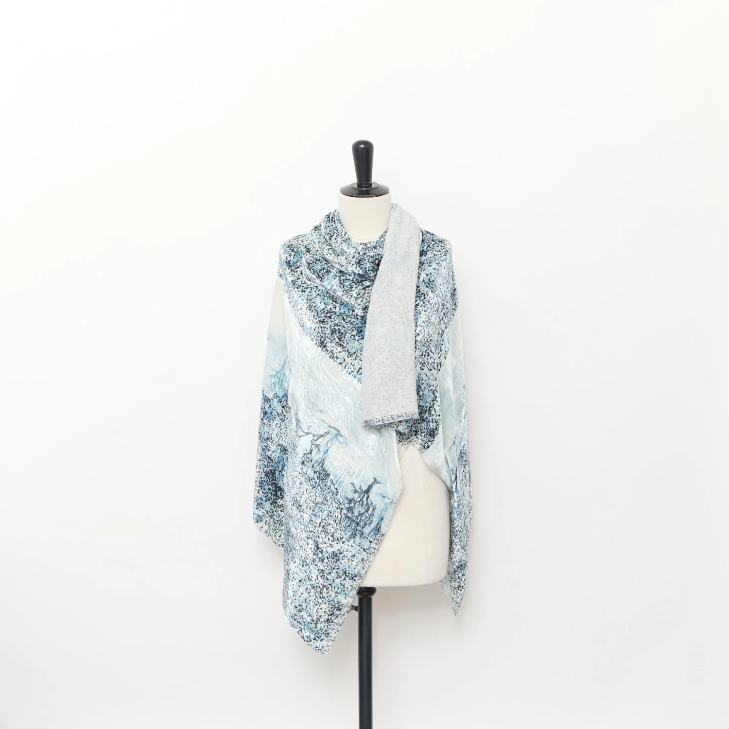 T24M09974 | Forest Print Velvet 4 T24M09974 | Forest Print Velvet - Image 2