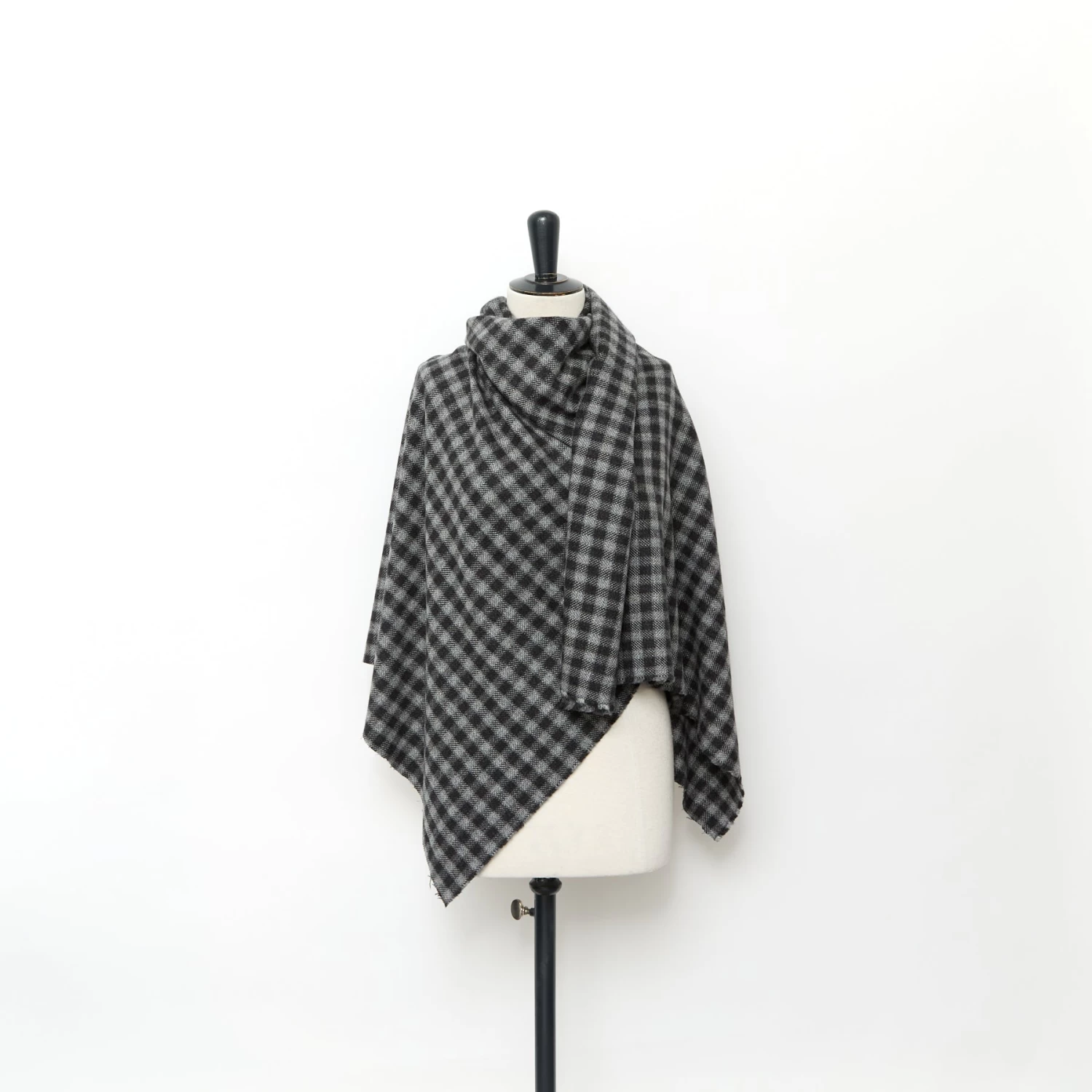 T24M10449 | Gingham Cashmere Drap 4 T24M10449 | Gingham Cashmere Drap - Image 2