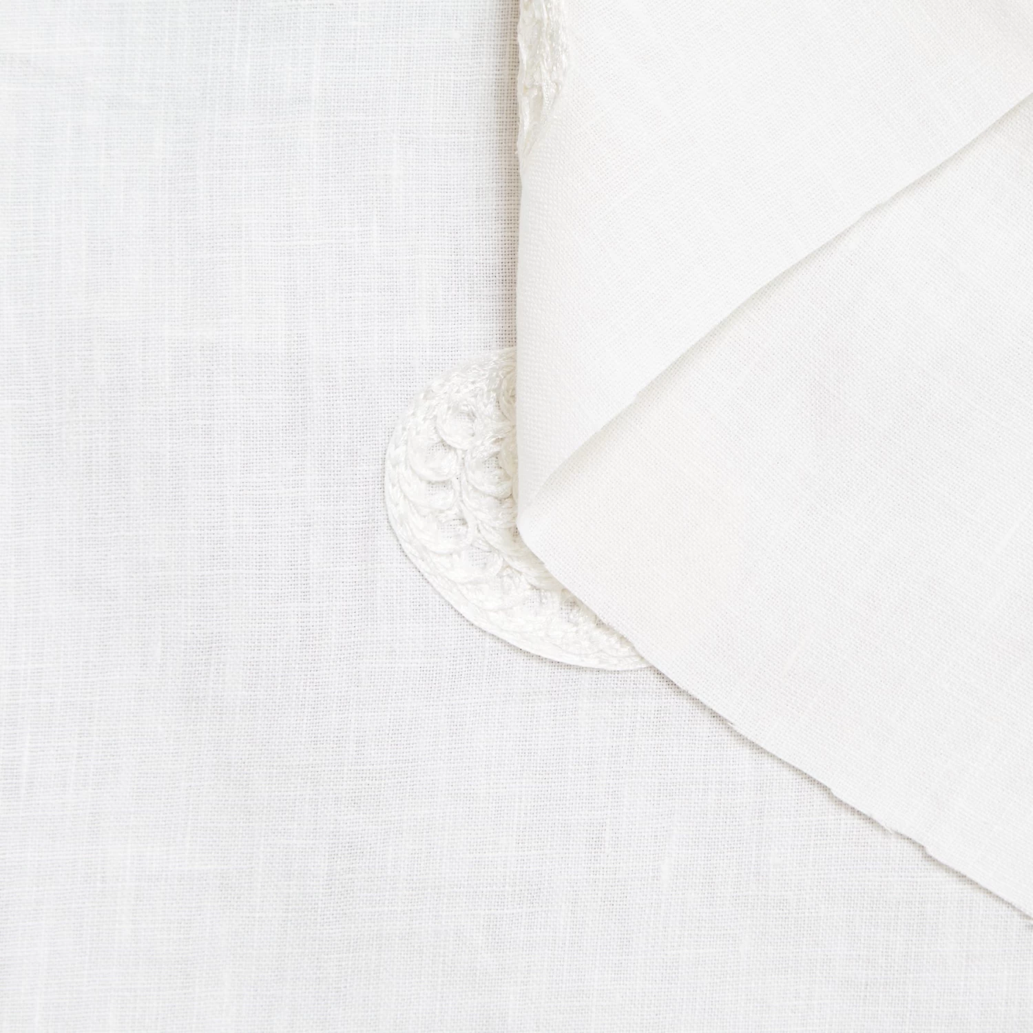 T24Q06531 | Embroidered Linen Canvas 4 T24Q06531 | Embroidered Linen Canvas - Image 2