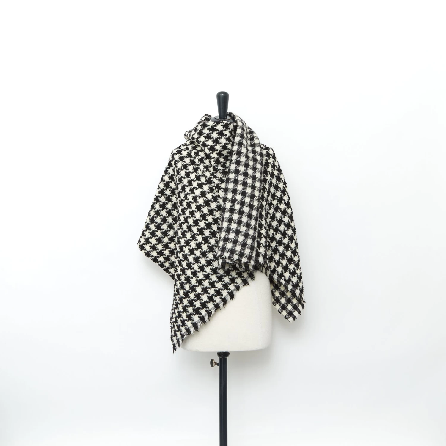 T24Y09633 | Chunky Houndstooth Wool Tweed 4 T24Y09633 | Chunky Houndstooth Wool Tweed - Image 2